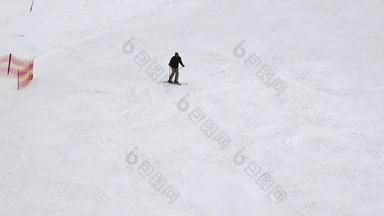 高山滑雪滑雪波动滑雪坡冬天一天